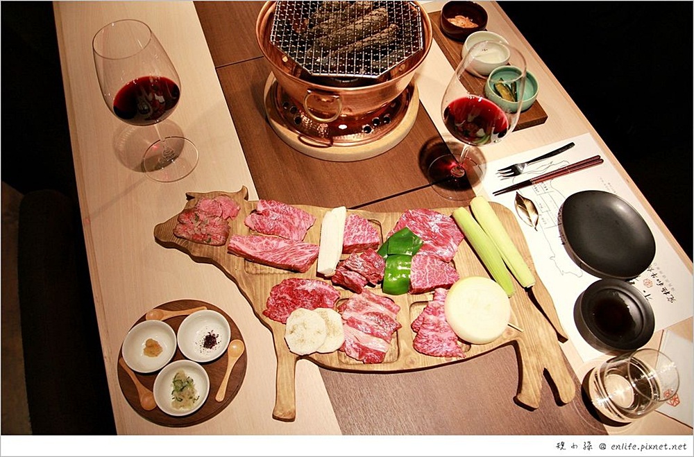 樂軒究極和牛燒肉：大人系日式燒肉，一整隻究極最上等級9+神戶種和牛上桌就是狂！