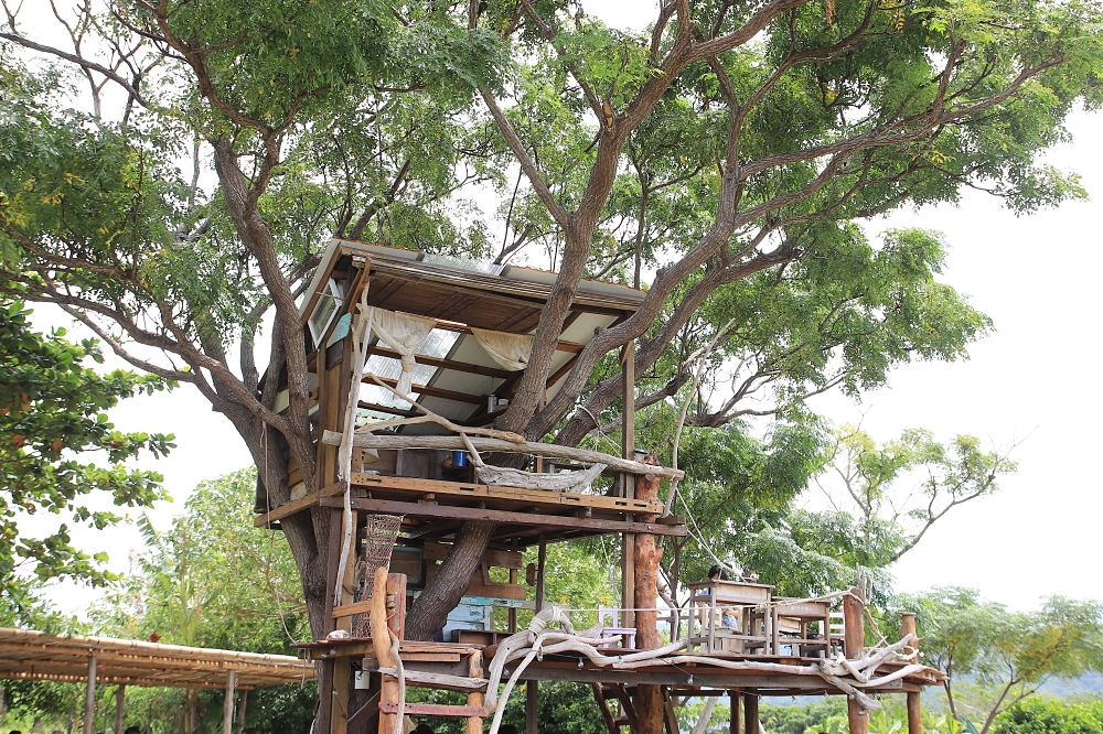 開門見山樹屋咖啡：躲在滿州鄉草原中的墾丁樹屋咖啡！大人小孩都可以爬上樹屋裡重溫兒時記憶～