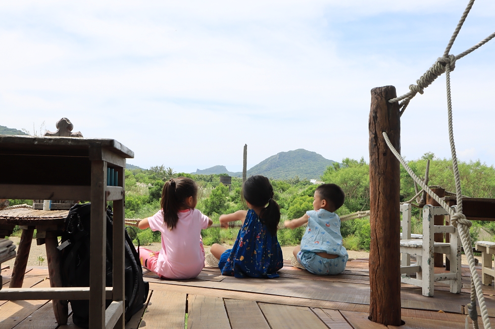 開門見山樹屋咖啡：躲在滿州鄉草原中的墾丁樹屋咖啡！大人小孩都可以爬上樹屋裡重溫兒時記憶～