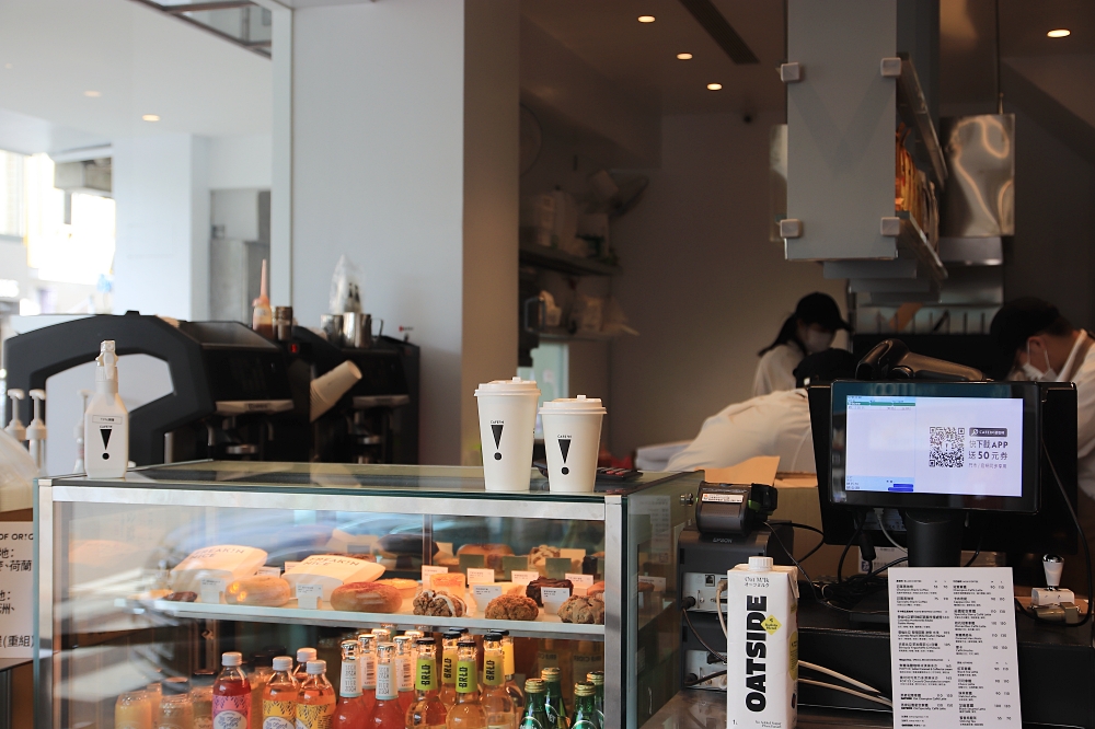 CAFE IN 台中公益店：純白療癒系 3 層樓大空間，就在勤美商圈附近！