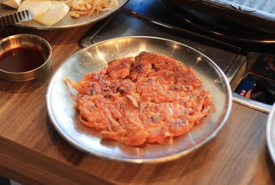 水刺床青海店：高雄韓式烤肉餐廳！小菜可續加還有桌邊代烤好過癮，雙人套餐吃得好撐啊～