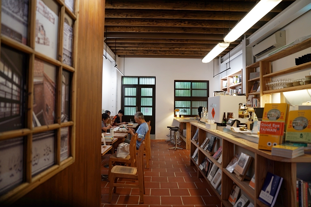 郭怡美書店：大稻埕必訪景點！擁有 20000 多本藏書的百年老屋，每一角落每層樓都美，讓人想多待一會兒的獨立書店。