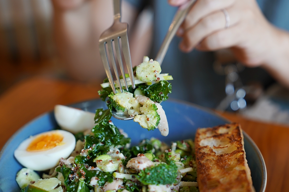 THIS GUY 這傢伙：台中北區澳式早午餐，早上來份綠巨人沙拉好舒心！可頌肉桂捲也很推薦呦～