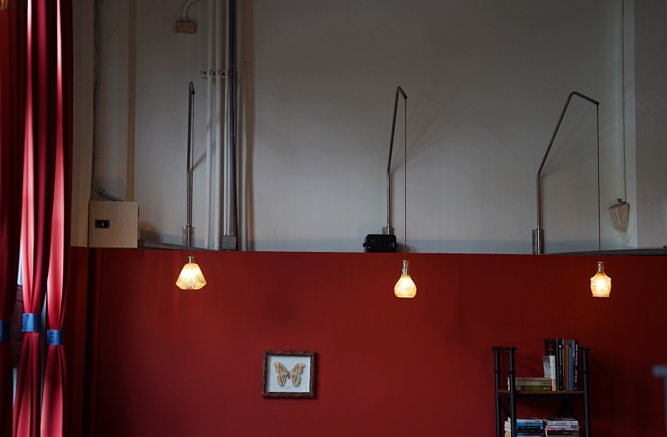 國王蝴蝶咖啡 roicafe：嘉義文創園區倉庫裡的自烘手沖咖啡店！宛如紅酒般的空間氛圍讓人一待就不想走～