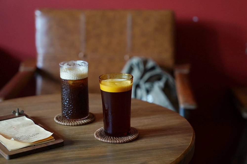 國王蝴蝶咖啡 roicafe：嘉義文創園區倉庫裡的自烘手沖咖啡店！宛如紅酒般的空間氛圍讓人一待就不想走～
