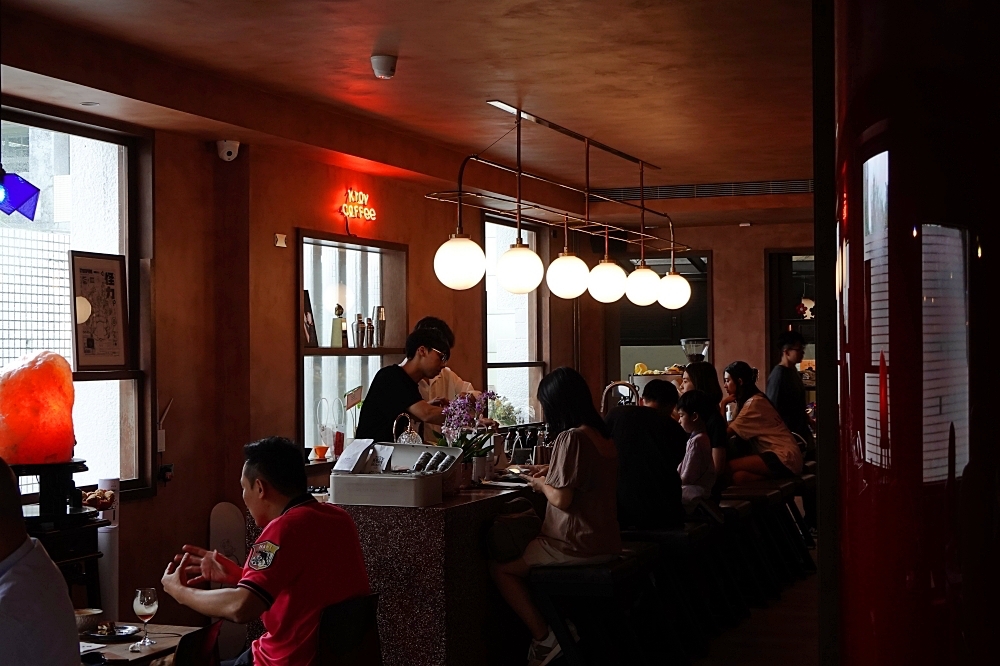 Krox Coffee Bar HQ：台中科博館附近的白色透天老宅咖啡店！有咖啡有調酒，是間讓人待了很放鬆的好地方～