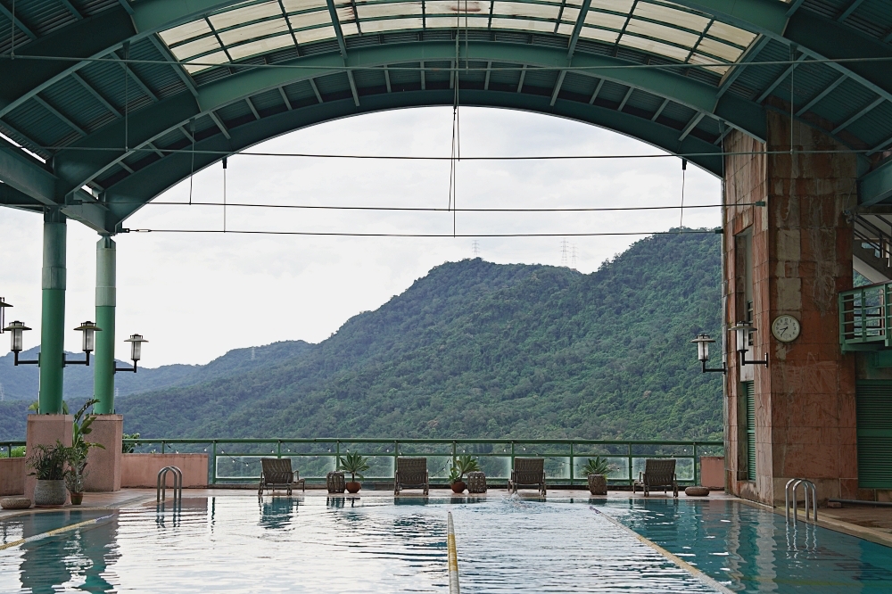 石門福華渡假飯店：本事設計操刀翻新空間！湖水綠色房間超美、超大還有游泳池呦～