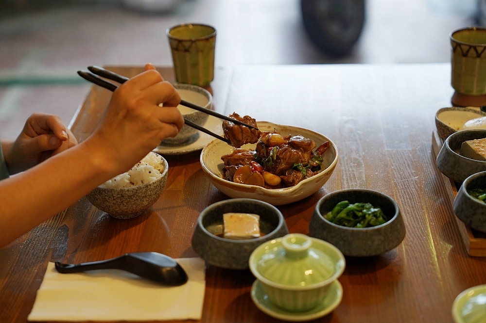 烏禮：台南美術館週邊美食！宛如自家廚房的雞湯燉品專賣店，料理餐點真材實料好讓人喜歡～