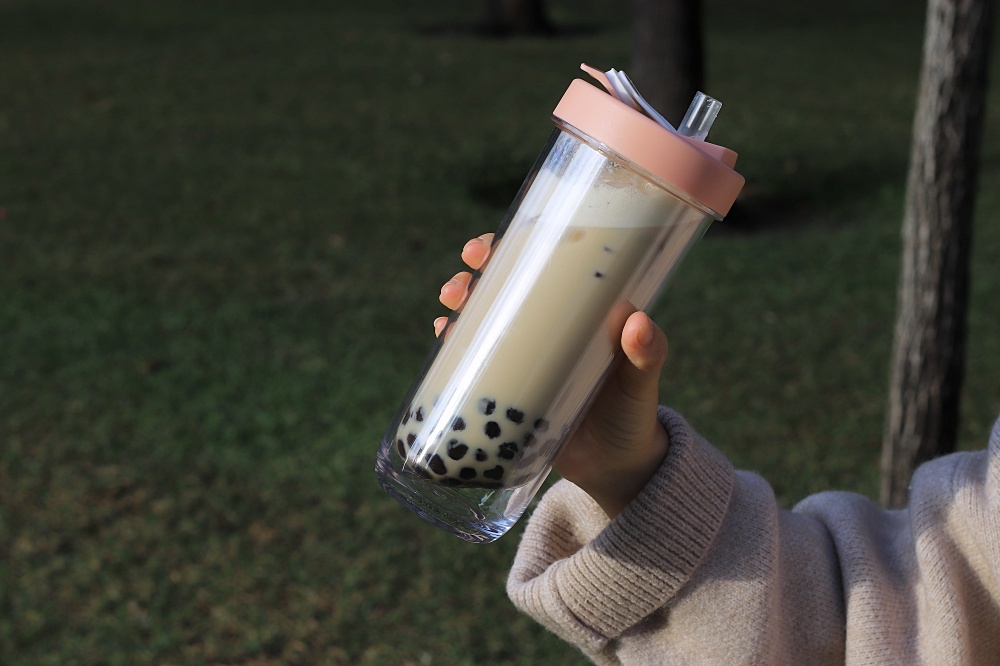 Hiding Tou 雙層飲料杯：100% 台灣製造！吸管隱身一開即喝最完美的環保杯就是它，新品 Tou mini 中杯尺寸適合和我們一樣愛喝咖啡的你～