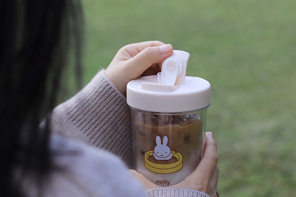 Hiding Tou 雙層飲料杯：100% 台灣製造！吸管隱身一開即喝最完美的環保杯就是它，新品 Tou mini 中杯尺寸適合和我們一樣愛喝咖啡的你～