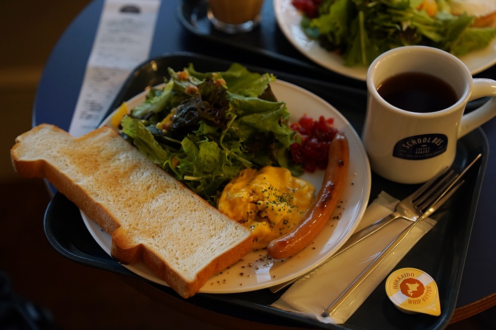 SCHOOL BUS COFFEE BAKERS：京都早餐早午餐推薦！丸太町站走路就到，吐司貝果都好好吃，還有很多麵包點心可以挑選呦～