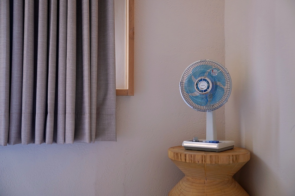 日本 KOIZUMI 昭和復古電風扇：回憶裡那兒時的咔嗒聲就是涼爽代表！限量復刻版絕對值得每個念舊的你收藏起來～