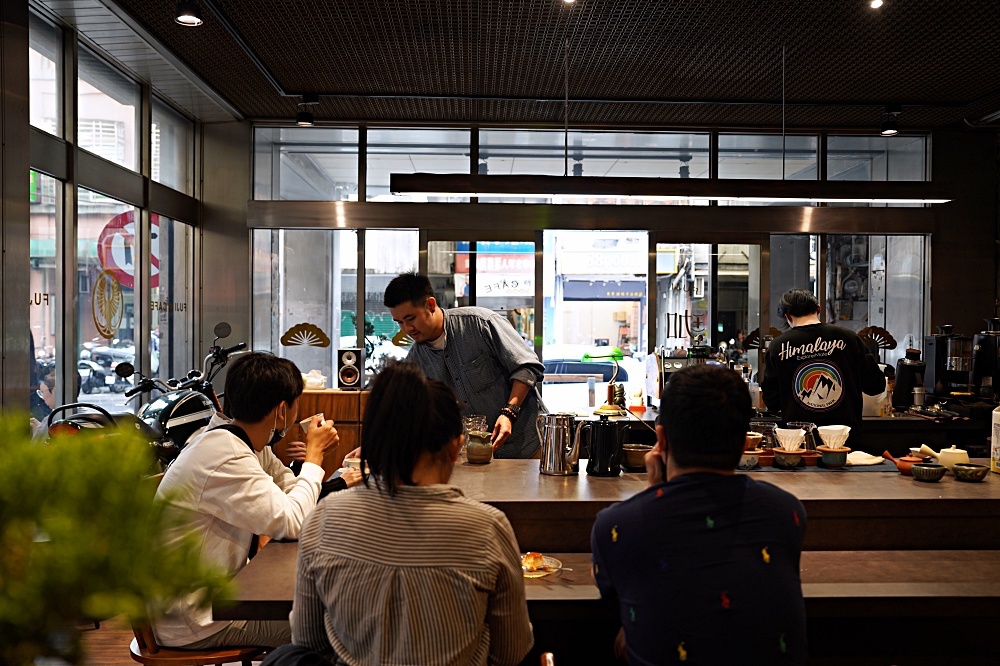 富吉珈琲 Fuji Cafe：台中中區咖啡。就在第四信用合作社旁，帥氣的日式茶席風格讓人一眼見到便愛上～