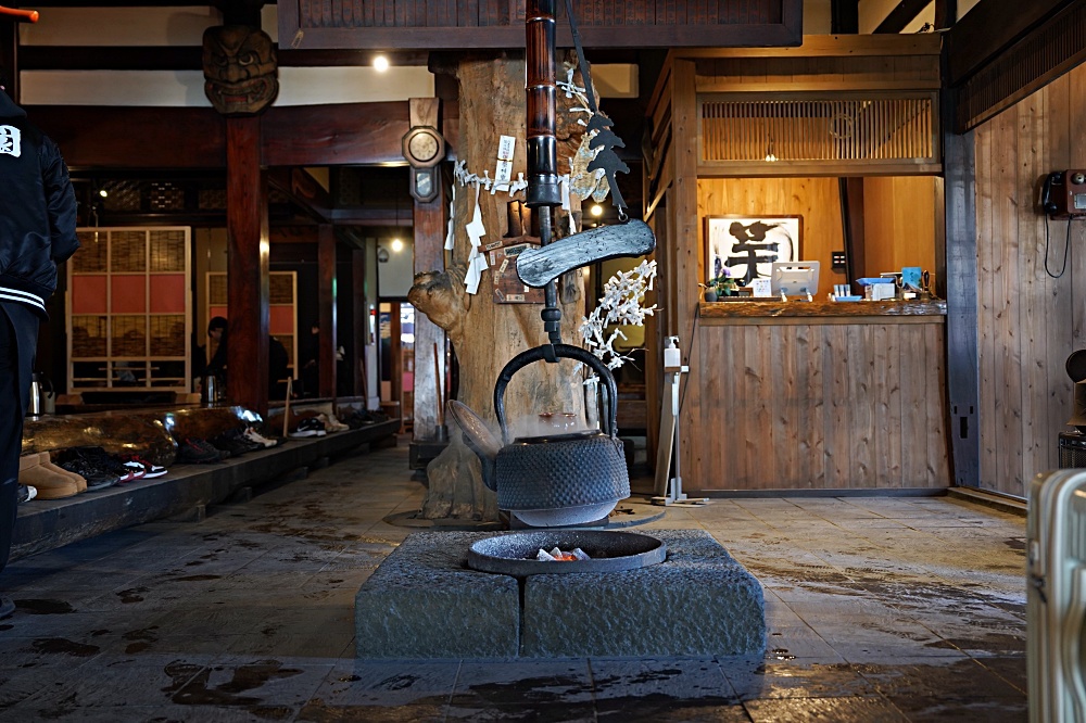 山麓園：河口湖富士山美食推薦！絕對不能錯過的百年茅葺屋傳統炭火爐端燒～