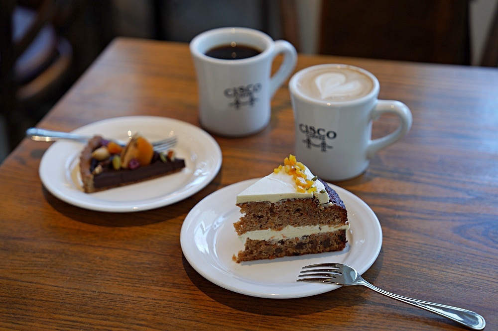 CISCO COFFEE：河口湖畔最迷人的白色咖啡店！宛如置身舊金山郊區般的愜意自然，胡蘿蔔蛋糕超好吃～