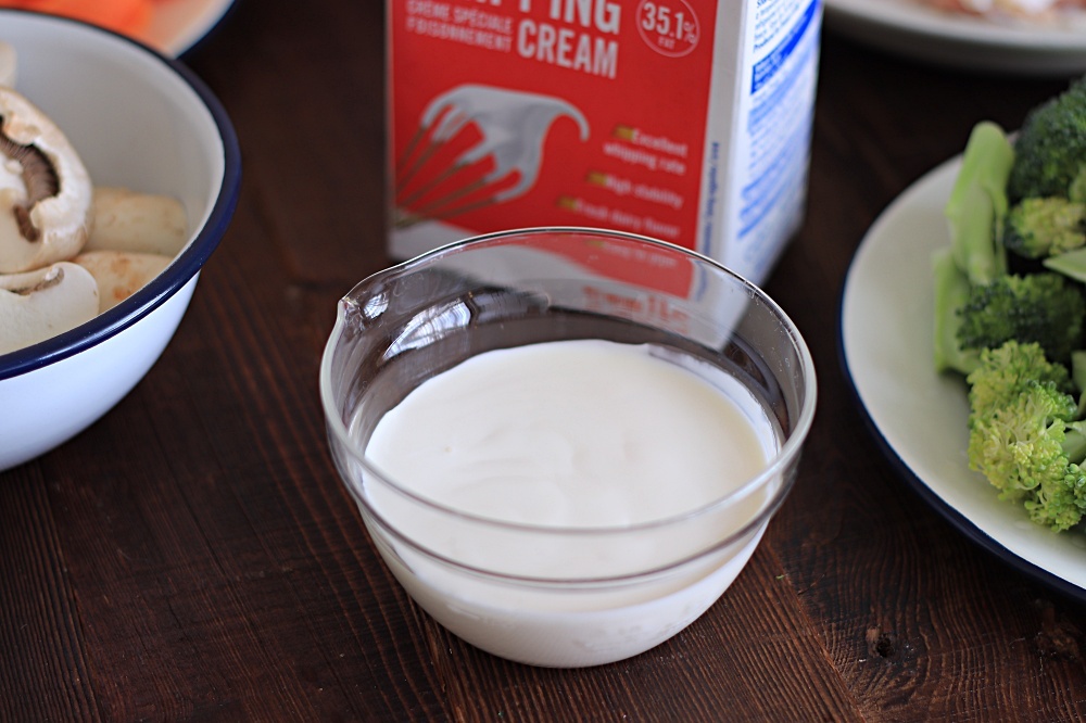肯迪雅動物性鮮奶油 Candia whipping cream：一鍋到底法式奶油燉雞食譜分享！大人小孩都喜歡的家常料理。