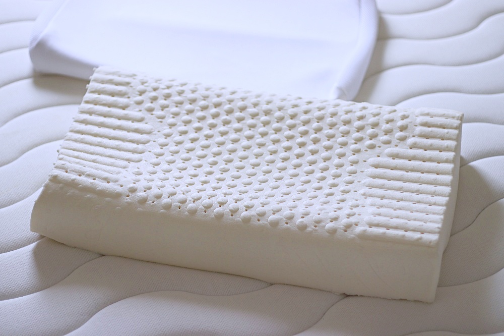 SAVAMUNT賽芙嫚纏眠三代枕：美國寢具推薦！會呼吸的 ionic 銀離子抗菌枕透氣又涼爽，94%天然乳膠支撐性佳～