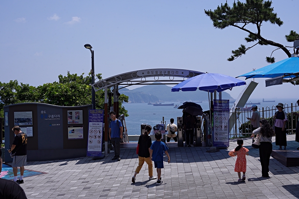 釜山新景點｜松島龍宮雲橋：松島海上纜車旁不能錯過的順遊景點！可以看到日本的松島龍宮空中步道～