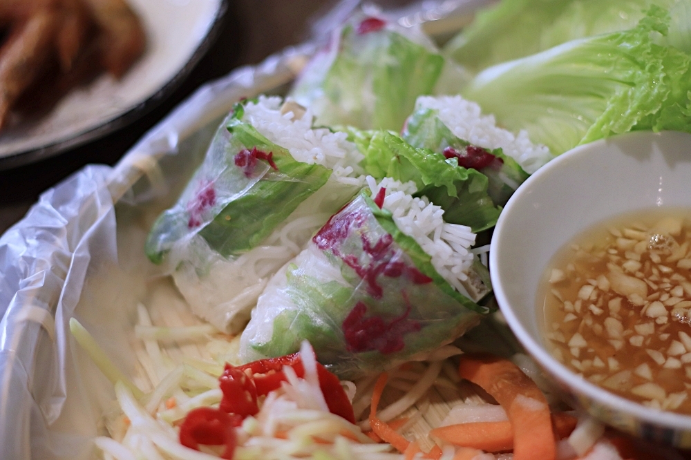 越好吃越南料理大里店：越式滿漢拼盤料好實在好過癮！浮誇系推推鍋、湯河粉、涼拌河粉都是我們的愛～