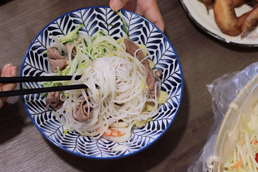 越好吃越南料理大里店：越式滿漢拼盤料好實在好過癮！浮誇系推推鍋、湯河粉、涼拌河粉都是我們的愛～