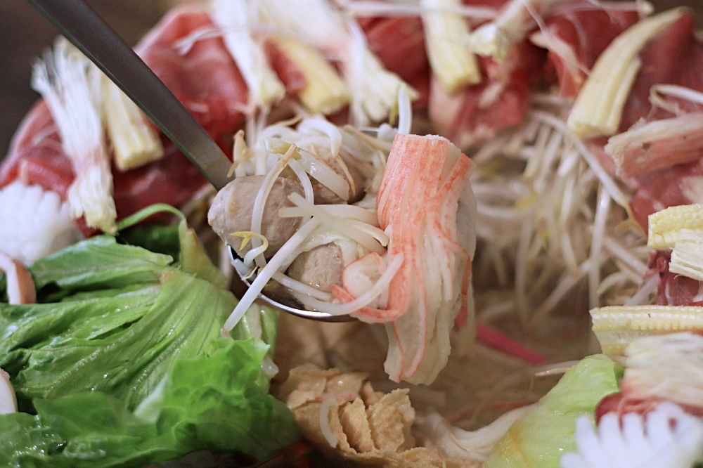 越好吃越南料理大里店：越式滿漢拼盤料好實在好過癮！浮誇系推推鍋、湯河粉、涼拌河粉都是我們的愛～