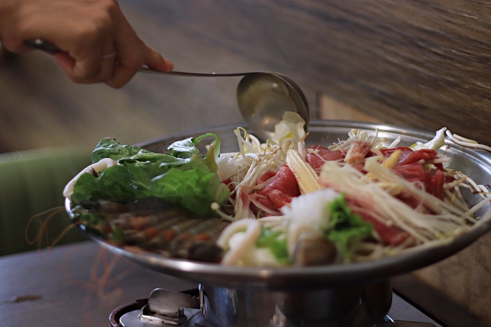 越好吃越南料理大里店：越式滿漢拼盤料好實在好過癮！浮誇系推推鍋、湯河粉、涼拌河粉都是我們的愛～