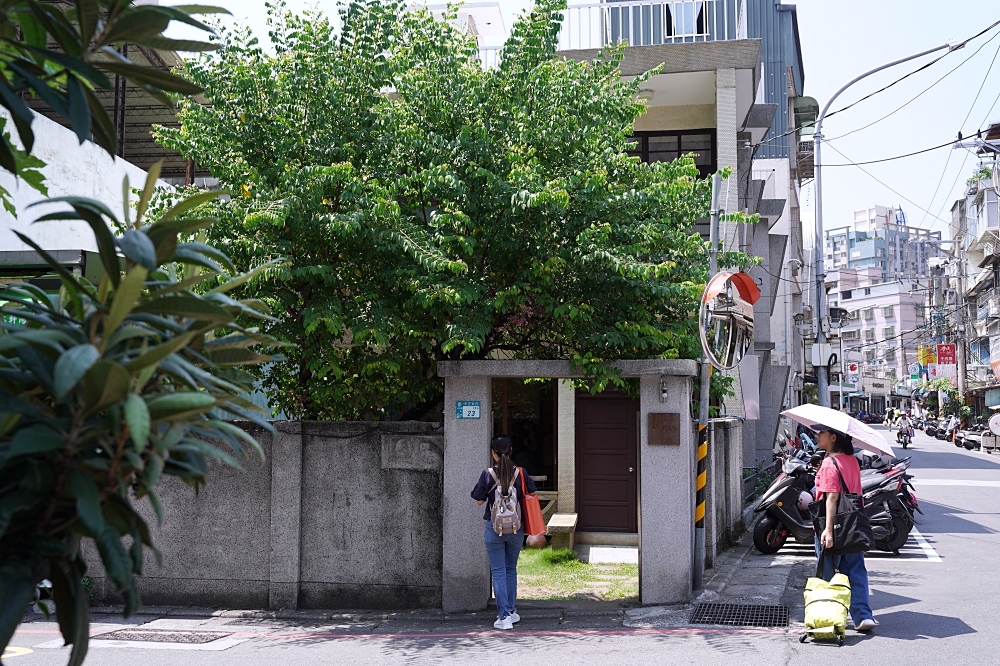 再再咖啡：淡水捷運站巷子裡的老宅咖啡！居然有披薩、墨西哥餡餅、醉雞飯～