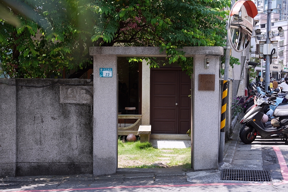 再再咖啡：淡水捷運站巷子裡的老宅咖啡！居然有披薩、墨西哥餡餅、醉雞飯～