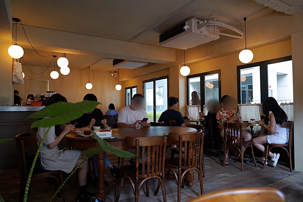 Cafe Parmentier⁣：躲在捷運六張犁站附近巷子裡的台北小巴黎咖啡館！檸檬橄欖油蛋糕必點～