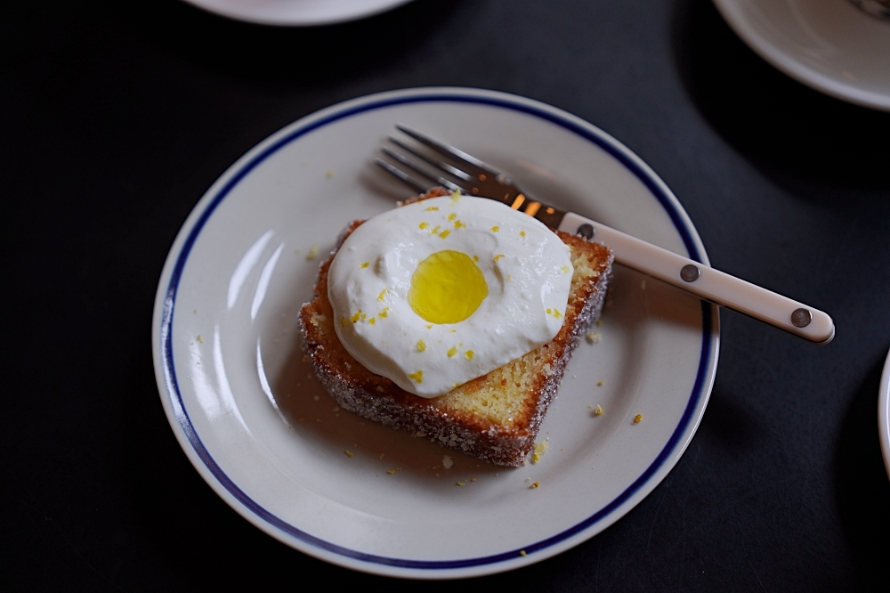 Cafe Parmentier⁣：躲在捷運六張犁站附近巷子裡的台北小巴黎咖啡館！檸檬橄欖油蛋糕必點～