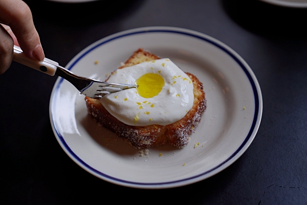 Cafe Parmentier⁣：躲在捷運六張犁站附近巷子裡的台北小巴黎咖啡館！檸檬橄欖油蛋糕必點～