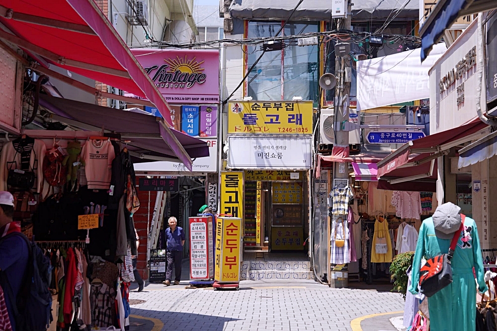 海豚嫩豆腐鍋돌고래순두：隱藏在釜山國際市場裡的 40 年全羅道嫩豆腐鍋！難忘的好味道～