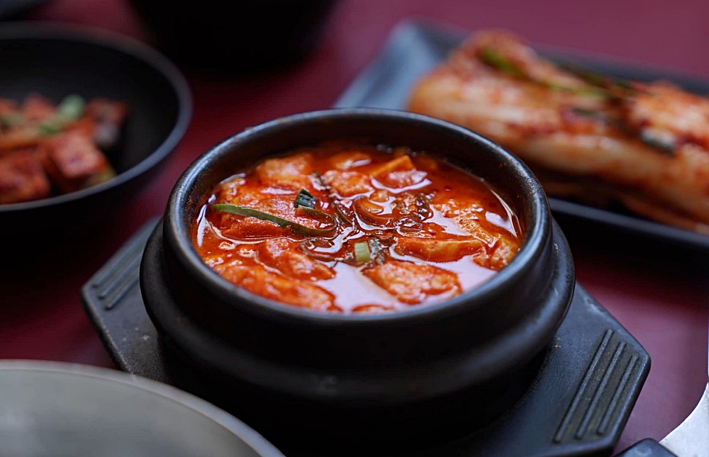 海豚嫩豆腐鍋돌고래순두：隱藏在釜山國際市場裡的 40 年全羅道嫩豆腐鍋！難忘的好味道～