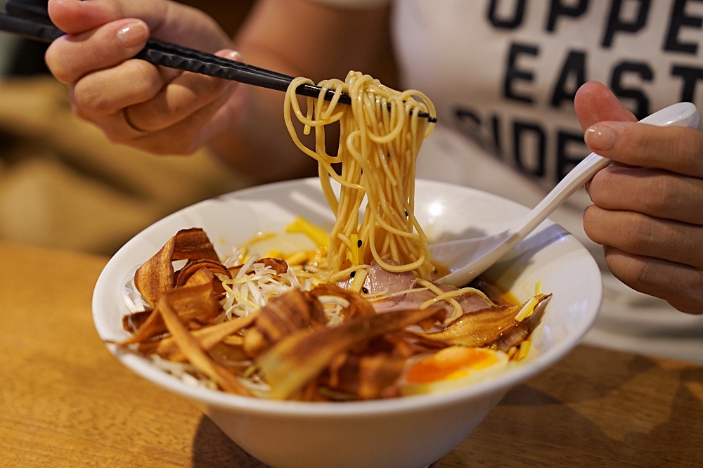 岡山表町商店街：雨天也不怕的雨遮景點！10 間美食小店一次筆記，米其林推薦麵酒一照庵必吃～