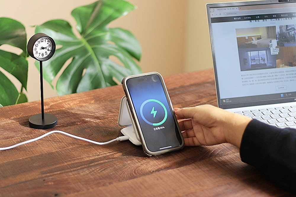 j5create Qi2 3合1磁吸折疊便攜式無線充電器：完美磁吸對位，15W 無線快速充電！