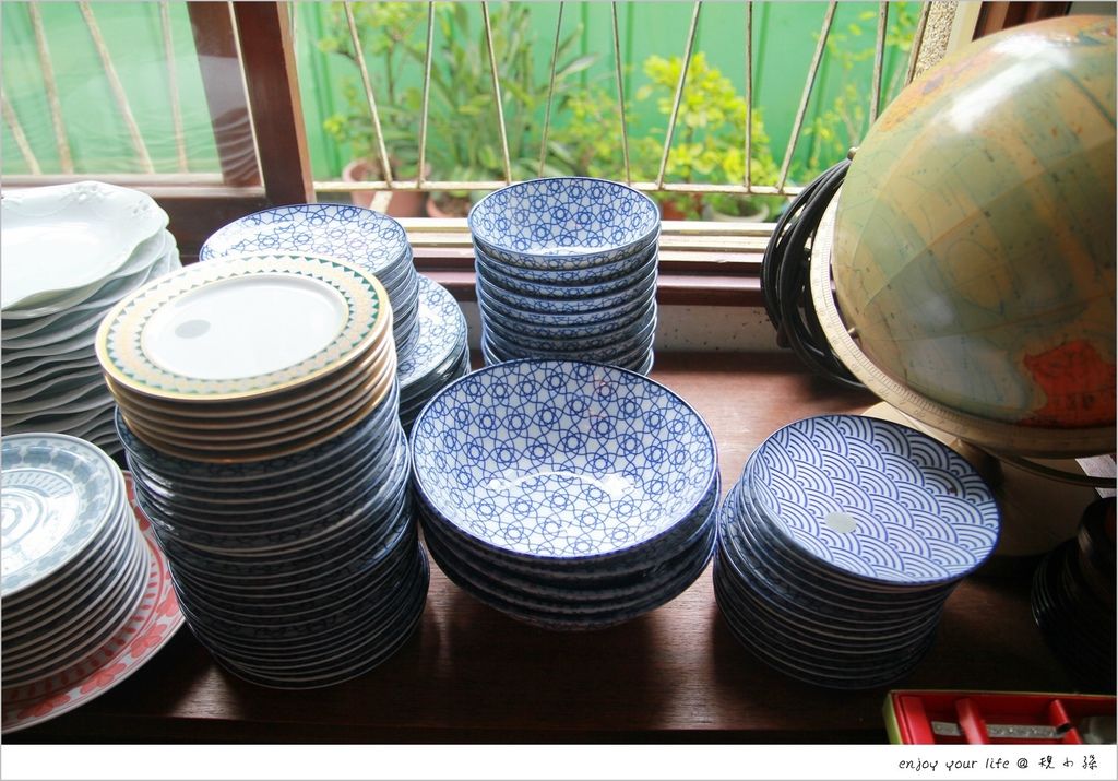 [台南]【餐桌上的鹿早。。。生活食器】隱藏在衛民街，賣好多日本來的碗盤、刀叉、茶杯，整個就是好好掃貨的地方！