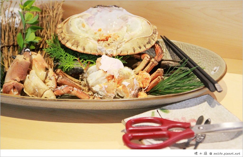 [台中日本料理] 本壽司日本料理.無菜單料理：一吃上癮.納入無限再訪的好店！海鮮控必吃，竟然有超大隻北海玫瑰蟹！握壽司總給我們溫暖的感覺～