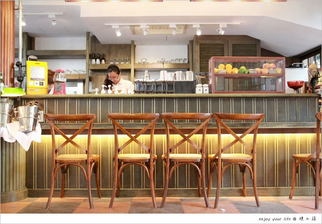 [台南] 位在林百貨五樓的復古咖啡廳：【cocorico，可可莉可】午後一份精緻的小點和一杯飲料　幻想那四五零年代的浪漫！