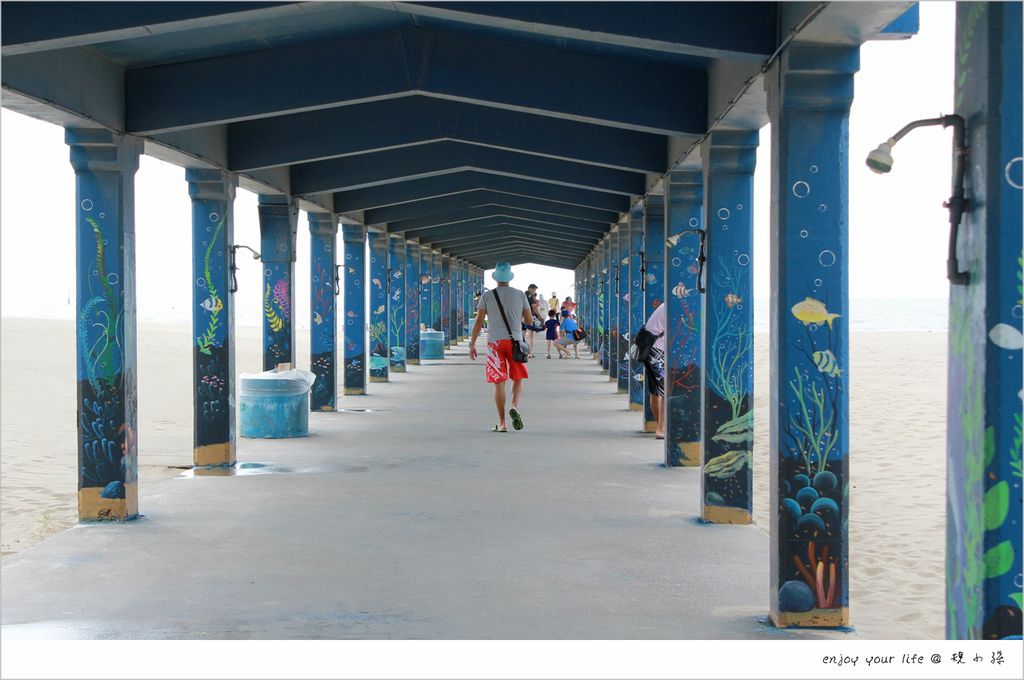 苗栗通霄海水浴場：中部最大海水浴場」開放囉！藍色通海長廊漂亮又貼心，免費來玩水。