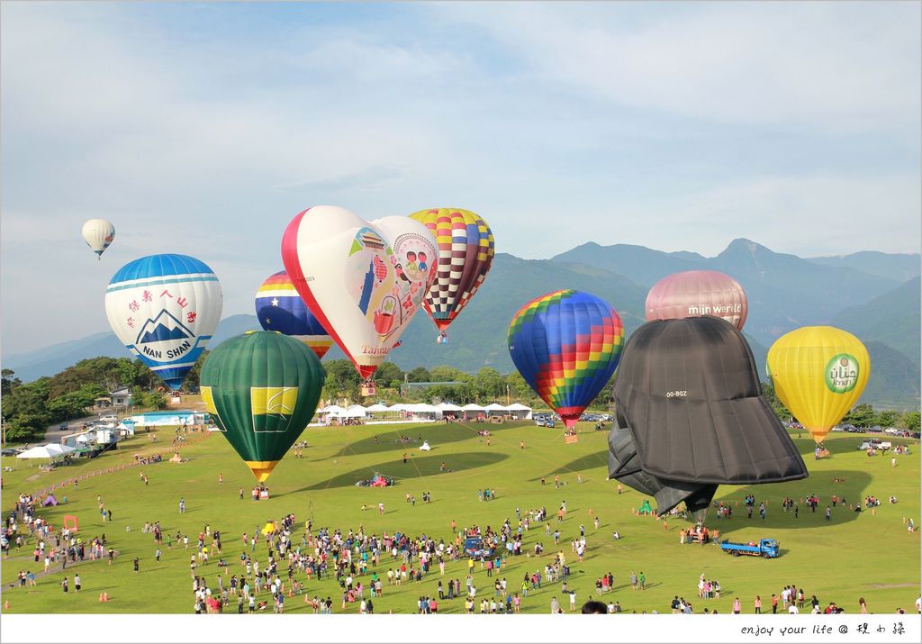 台東熱氣球嘉年華：鹿野高台上的一顆顆翱翔天際五彩繽紛，滿載了我們的夢想與自由！黑武士超酷的~