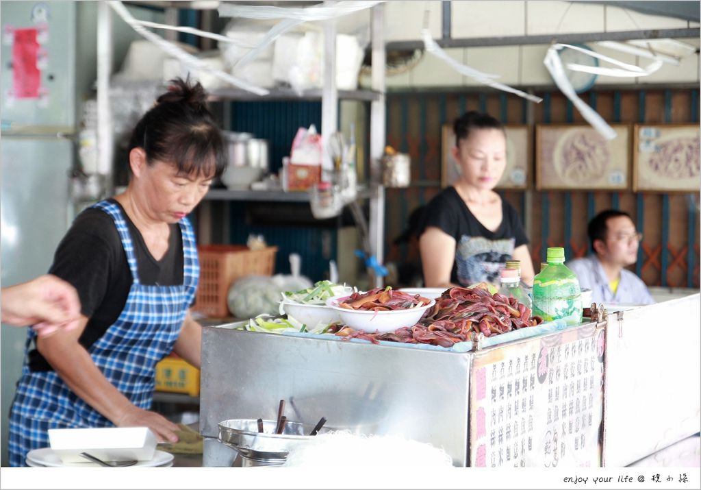 [台南] 新營【陳記鱔魚意麵】，在那不起眼的鐵皮屋下頭！看見當地人不間斷的持續到來，好吃的意麵和鱔魚 香脆嫩口。