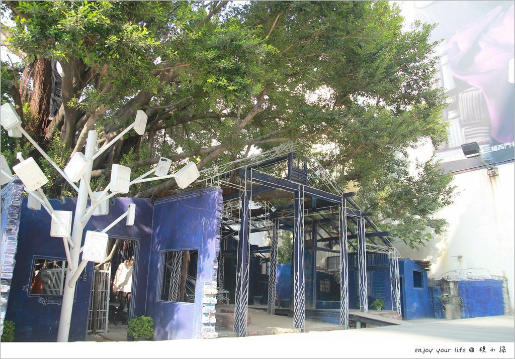 [台南旅遊景點]『新。藍曬圖』新光三越小西門店正對面！白天版的藍色祕境，穿過老房子的曾經～