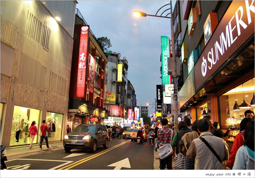 [台北] 走進那國際知名的『永康街』，太多迷人的小角落。吃「樂麵屋」、「8%冰淇淋」，永康街散步去！