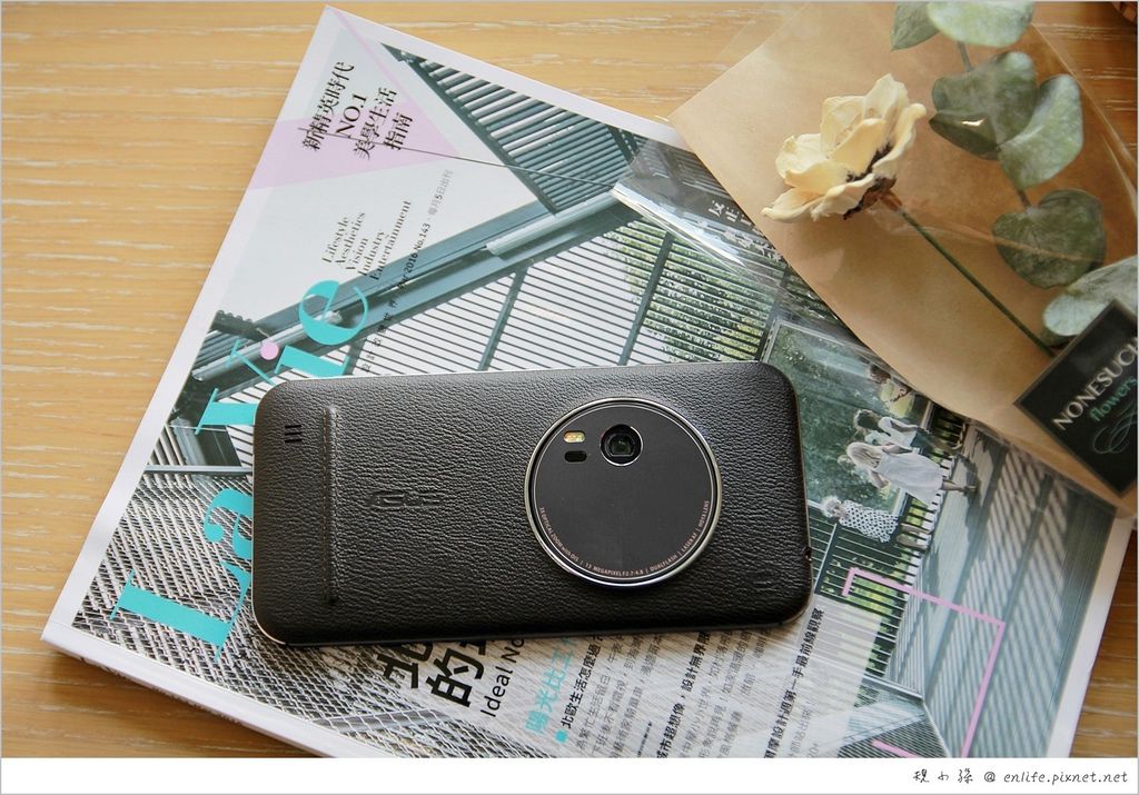 ASUS ZenFone Zoom 手機 (ZX551ML)：最薄的3倍光學變焦智慧手機！日本HOYA光學鏡片.人體工學圓角設計.5mm輕薄機身單手也好拿.皮革工藝真皮背蓋.4GB RAM & 64/128G大容量.ZenIU. 旅行實拍分享！